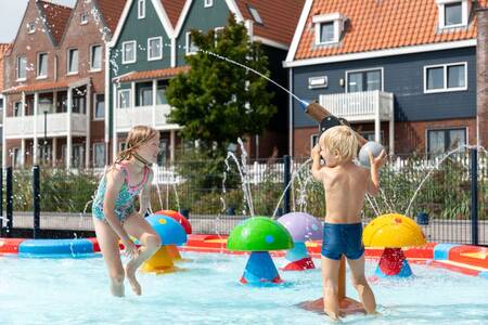 2 Kinder auf dem Wasserspielplatz im Ferienpark Roompot Marinapark Volendam