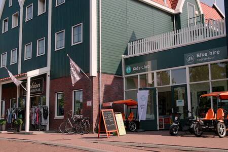 Zentrum von Roompot Marinapark Volendam mit Fahrradverleih, Kids Club und Shop