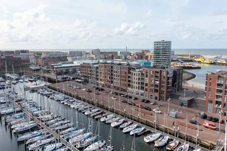 Luftaufnahme des Hafens und der Wohnungen von Roompot Nautisch Centrum Scheveningen