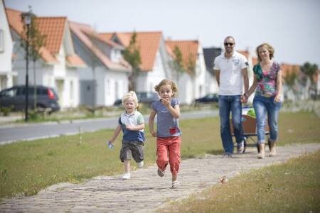 Familienspaziergang an den Ferienhäusern im Roompot Nordsee-Ferienpark Résidence Cadzand-Bad