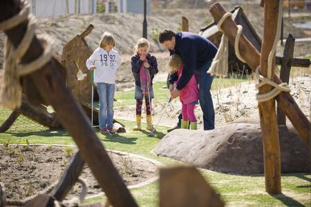 Die Familie spielt Golf auf dem Minigolfplatz im Ferienpark Roompot Noordzee Résidence Cadzand-Bad