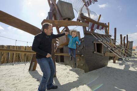 Kinder spielen auf dem Spielplatz im Ferienpark Roompot Noordzee Résidence Cadzand-Bad