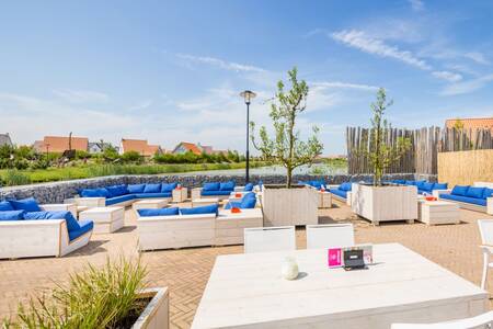 Terrasse mit Lounge-Sets im Ferienpark Roompot Noordzee Résidence Cadzand-Bad