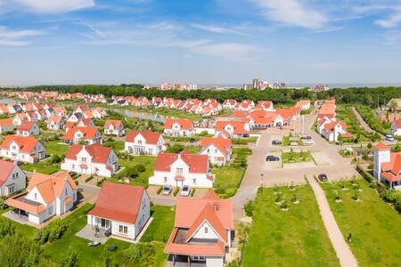 Luftbild mit freistehenden Ferienhäusern im Roompot Nordsee-Ferienpark Résidence Cadzand-Bad