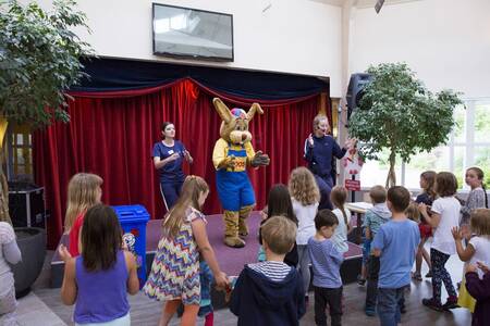 Koos Kaninchenunterhaltung im Ferienpark Roompot Noordzee Résidence De Banjaard