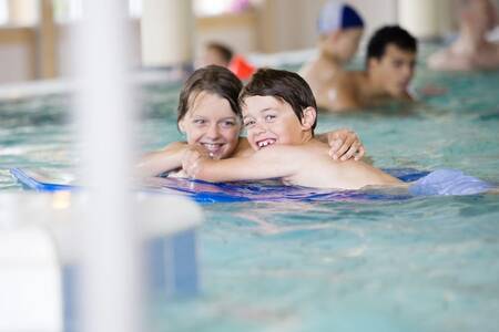 Kinder im Hallenbad des Ferienparks Roompot Noordzee Résidence De Banjaard