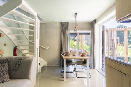 Wohnzimmer mit Essbereich und Küche einer Duinlodge im Roompot North Sea Resort Vlissingen