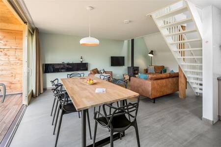 Wohnzimmer mit Sofa und Tisch in einer Luxusvilla im Ferienpark Roompot North Sea Resort Vlissingen