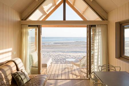 Blick von einem Strandhaus über den Strand im Ferienpark Roompot North Sea Resort Vlissingen