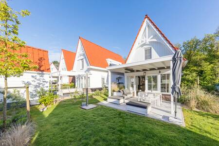 Ferienhaus mit Dach und Lounge-Set im Ferienpark Roompot Noordzee Résidence Dishoek