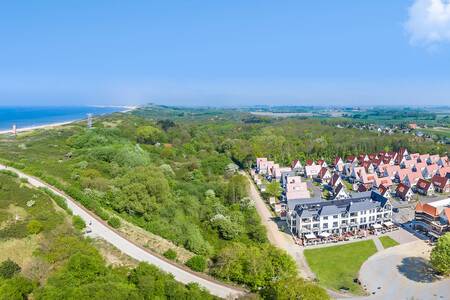 Luftaufnahme des Ferienparks Roompot Noordzee Résidence Dishoek, Dünen und Nordseestrand