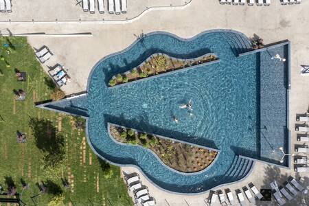 Luftaufnahme des Außenpools des Ferienparks Roompot Parc la Clusure
