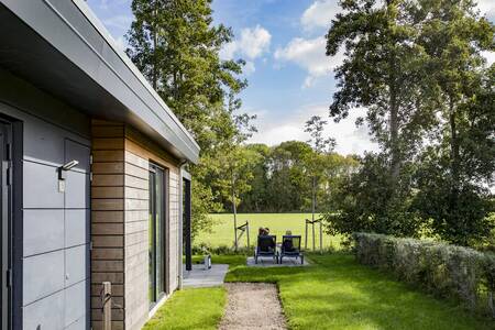 Menschen sitzen im Garten ihres Ferienhauses im Ferienpark Roompot Park Wijdenes