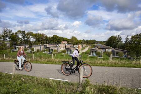 Auf dem Deich zwischen dem Ferienpark Roompot Park Wijdenes und dem Markermeer radeln Menschen