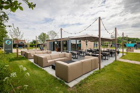 Grab & Go mit Lounge-Sets auf der Terrasse des Ferienparks Roompot Park Wijdenes
