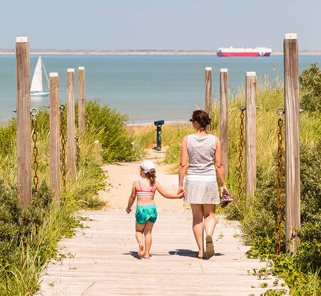 Menschen gehen zum Strand am Grevelingenmeer in der Nähe von Roompot Park Zeedijk