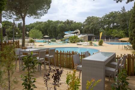 Terrasse am Swimmingpool des Ferienparks Roompot Plein Air des Chênes