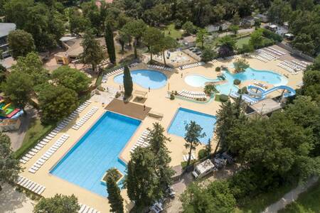 Verschiedene Außenpools im Schwimmparadies des Ferienparks Roompot Plein Air des Chênes