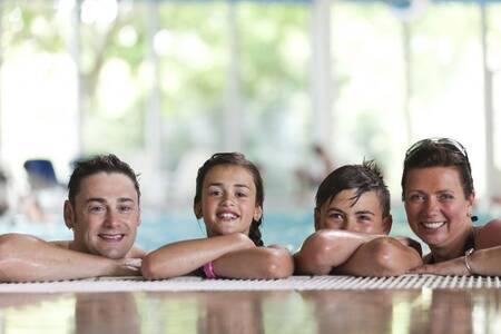 Gäste der Roompot Résidence Wijngaerde schwimmen kostenlos im Ferienpark Hof Domburg