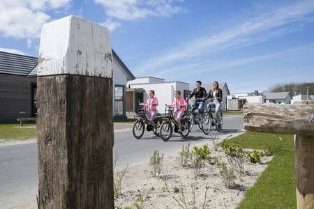 Menschen radeln durch den Ferienpark Roompot Strandpark Duynhille