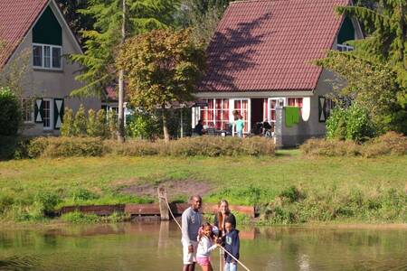 Familie auf einem Floß im Erholungssee im Roompot Ferienpark Hellendoorn