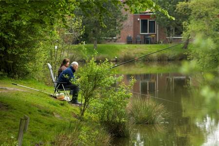 Ein Mann und eine Frau angeln im Roompot Vakantiepark Weerterbergen