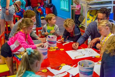 Kinder basteln im Kids Club im Roompot Vakantiepark Weerterbergen