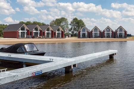 Chalets auf dem Wasser im Ferienpark Roompot Waterpark Langelille und am Jachthafen