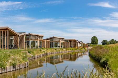 Einige Ferienhäuser am Wasser im Ferienpark Roompot Water Village