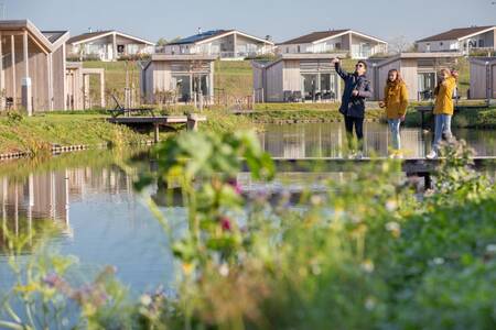 Menschen auf einem Steg im Ferienpark Roompot Water Village