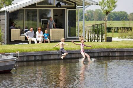 Menschen im Garten eines Ferienhauses im Ferienpark Roompot Waterpark Terkaple