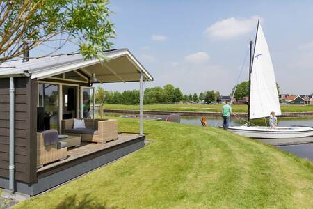 Ein Ferienhaus am Wasser mit Steg im Ferienpark Roompot Waterpark Terkaple