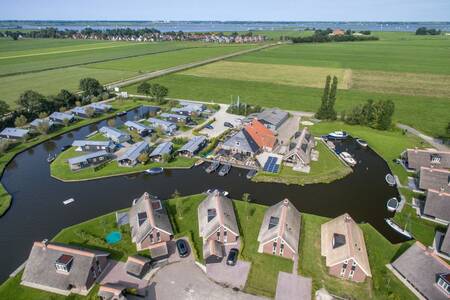 Luftaufnahme von Ferienhäusern am Wasser im Ferienpark Roompot Waterpark Terkaple