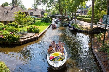 Menschen segeln durch Giethoorn in der Nähe des Ferienparks Roompot Waterstaete Ossenzijl