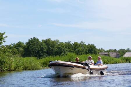 Sloep segelt durch die Weerribben in der Nähe des kleinen Ferienparks Roompot Waterstaete Ossenzijl