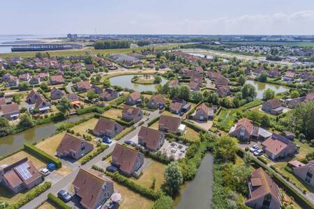 Luftbild von freistehenden Ferienhäusern auf großzügigen Grundstücken im Ferienpark Roompot Zeebad