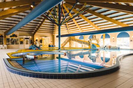 Das Hallenbad mit Wasserrutsche im Ferienpark Roompot Zeebad