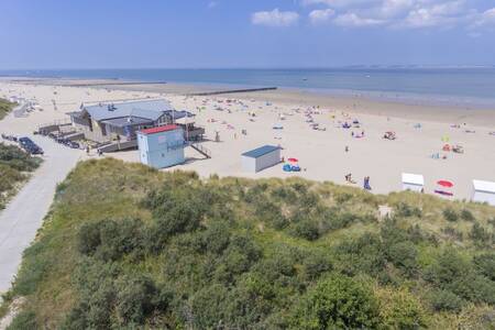 Ein Strandpavillon am Nordseestrand in der Nähe des Ferienparks Roompot Zeebad