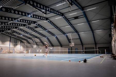 Tennisspieler auf der Tennishalle des Ferienparks Roompot Zeebad