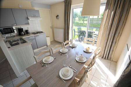 Küche mit Tisch in einem Ferienhaus im Ferienpark Roompot Zeeland Village