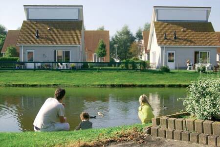 Freistehende Ferienhäuser am Wasser im Ferienpark Roompot Zeeland Village