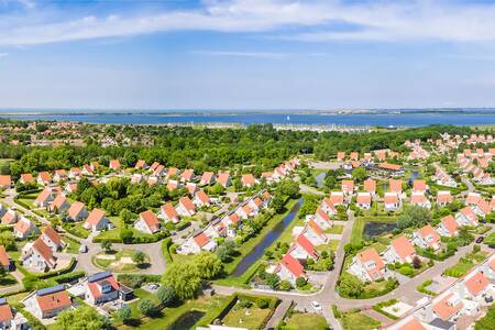 Luftaufnahme des Ferienparks Roompot Zeeland Village und des Grevelingenmeers