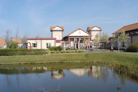 Das zentrale Gebäude des Ferienparks Roompot Zeeland Village