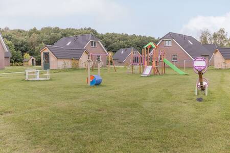 Ein Spielplatz zwischen Ferienhäusern im kleinen Roompot Villaparc Schoonhovenseland