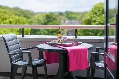 Tisch und Stühle auf dem Balkon einer Wohnung in der Roompot Résidence Wijngaerde