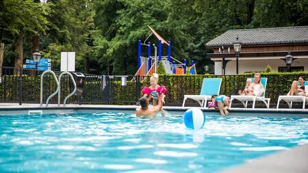 Menschen schwimmen im Außenpool des Ferienparks Topparken Bospark Ede