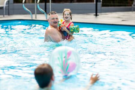 Familienschwimmen im Außenpool des Ferienparks Topparken Recreatiepark Beekbergen