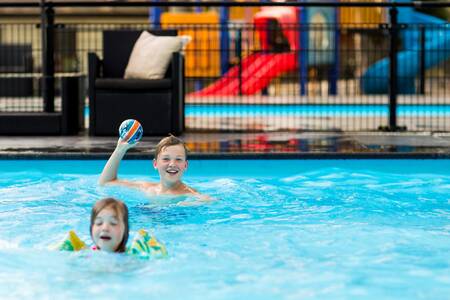 Kinder schwimmen im Außenpool des Topparken Recreatiepark Beekbergen