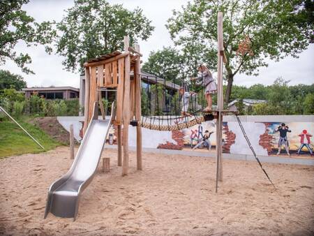 Spielgeräte auf einem Spielplatz im Ferienpark Topparken Recreatiepark Beekbergen