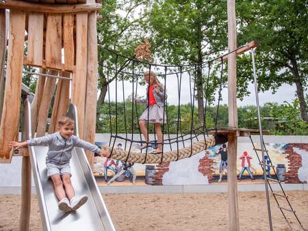 Kinder spielen auf dem Spielplatz des Topparken Recreatiepark Beekbergen